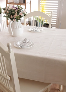 Textura detallada del mantel de algodón y lino crema con elegante borde de encaje fino