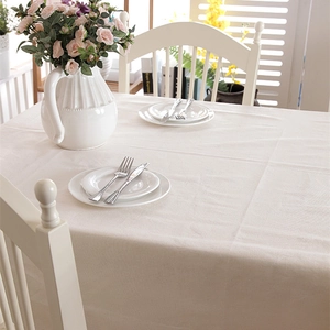Mantel minimalista de algodón-poliéster beige con encaje sobre mesa de madera