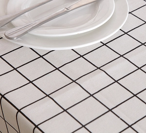Detailansicht der minimalistisch schwarz-weißen Tischdecke mit Karomuster