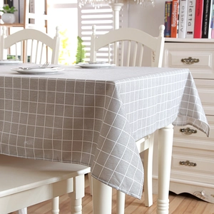 Detail der grau-weißen karierten Tischdecke aus Polyester-Baumwolle mit natürlichem Fall