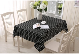 Detailansicht der minimalistischen schwarz-weißen Tischdecke aus Polyester-Baumwolle