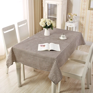 Detail einer braun-beigen karierten Tischdecke aus Baumwoll-Polyester-Mischgewebe