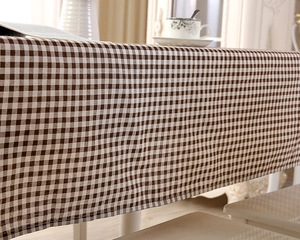 Detailaufnahme der braun-weiß karierten Tischdecke mit natürlicher Leinenstruktur