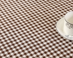 Nahaufnahme der braun-weißen Gingham-Tischdecke mit hochwertiger Webstruktur