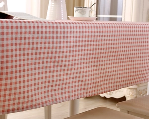 Detailaufnahme der rot-weiß karierten Tischdecke aus hochwertigem Baumwoll-Leinen-Gewebe