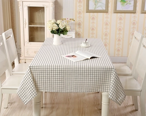 Detailansicht der schwarz-weiß karierten Tischdecke mit hochwertiger Baumwolltextur