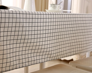 Detailansicht des eleganten Falls und des schwarz-weißen Gittermusters dieser Tischdecke