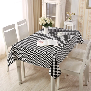 Nahaufnahme der klassisch schwarz-weiß karierten Tischdecke auf einem Esstisch im Design