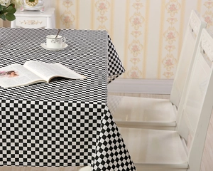 Detailansicht der schwarz-weiß karierten Tischdecke mit elegantem Fall und schöner Textur