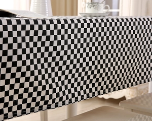 Detailansicht der schwarz-weiß karierten Tischdecke mit Baumwoll-Leinen-Textur