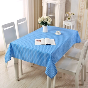 Detailansicht der blau-weiß karierten Tischdecke mit weicher Baumwoll-Leinen-Struktur
