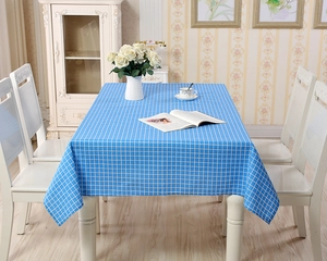 Detailansicht der blau-weiß karierten Tischdecke mit natürlichem Fall und Textur
