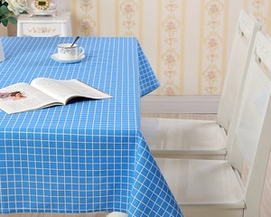 Detail der blau-weiß karierten Tischdecke mit weicher Textur auf einem Esstisch