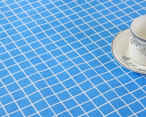 Detailaufnahme der blau karierten Tischdecke mit Kaffeetasse für eine wohnliche Deko
