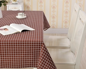 Detail der braun-weißen Tischdecke mit natürlicher Baumwoll-Leinen-Struktur