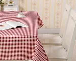 Detailaufnahme der rot-weiß karierten Tischdecke mit feiner Textur und rustikalem Gingham-Muster