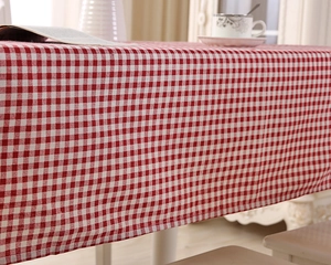 Detail der rot-weiß karierten Tischdecke mit dicker Webstruktur und fallender Kante