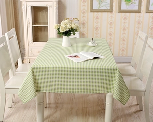 Detail der hellgrünen Gingham-Tischdecke mit klassischem geometrischem Karomuster-Stoff