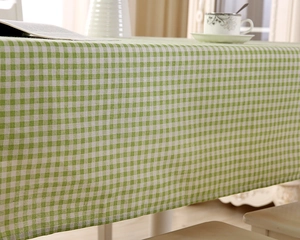 Detail der grün-weißen Gingham-Tischdecke mit einer Kaffeetasse auf der Seite