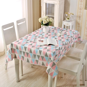 Detailaufnahme der modernen geometrischen Tischdecke mit rosa, blauen und grauen Mustern