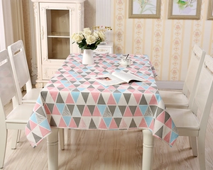 Nahaufnahme der geometrischen Tischdecke mit Dreiecksmuster in Rosa und Himmelblau