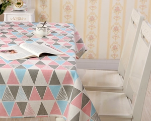 Detail der Tischdecke mit geometrischem Dreiecksmuster in Rosa und Blau am Esstisch