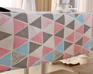 Detailansicht der nordischen Tischdecke mit geometrischen Dreiecken und sauberer Nahtführung