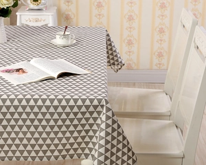 Detail von grau-weißen geometrischen Dreiecksmustern auf einer Baumwoll-Tischdecke
