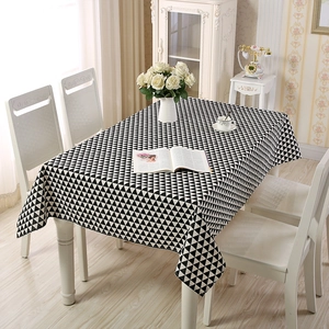 Detail einer rechteckigen Tischdecke mit schwarz-weißen geometrischen Dreiecksmustern