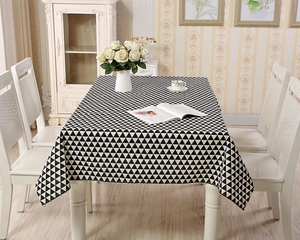 Detailansicht der modern schwarz-weiß geometrisch gemusterten Tischdecke aus Polyester