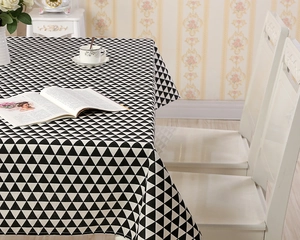 Detailansicht der rechteckigen Tischdecke mit schwarz-weißem geometrischem Dreiecksmuster