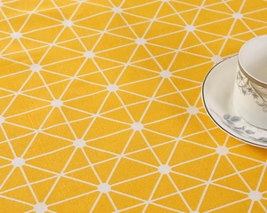 Detailansicht der gelben Tischdecke aus Polyester-Baumwolle mit weißem Gittermuster