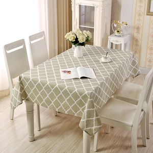 Detailansicht der salbeigrünen Tischdecke mit weißem Geometriemuster und weichem Fall