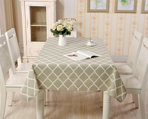 Detail der hellgrünen Tischdecke mit marokkanischem Geometriemuster und hochwertigem Fall
