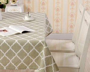 Detailansicht der grünen marokkanischen Tischdecke mit feinen Stichen und Stoffstruktur
