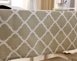 Detailaufnahme der grünen Tischdecke mit Gittermuster, Stoffstruktur und feiner Naht