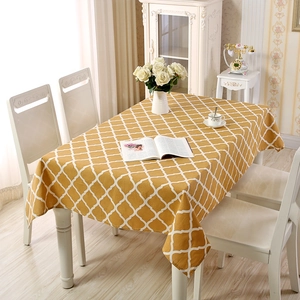 Nahaufnahme der gelben marokkanischen Gittertischdecke auf einem Tisch mit Deko