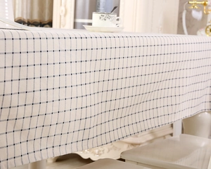 Detailansicht der karierten Tischdecke aus Baumwoll-Leinen mit feiner Textur
