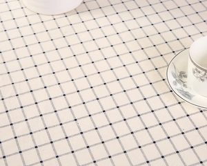 Detailaufnahme einer minimalistischen blau karierten Tischdecke mit Leinenstruktur