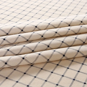 Detailaufnahme der karierten Polyester-Baumwolle-Tischdecke mit weicher Textur und Gittermuster