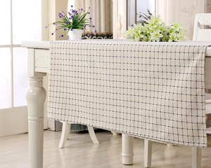Detailansicht der karierten Tischdecke aus Leinen mit minimalistischem Gittermuster