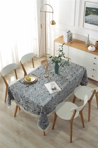 Mantel moderno con diseño de triángulos azules y flecos blancos decorativos para comedor