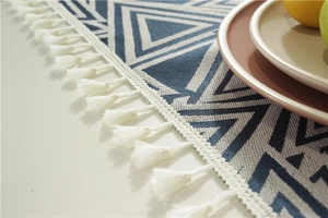 Primer plano del mantel de jacquard bohemio con borlas de lino y algodón texturizado