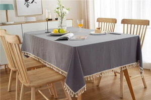Detailaufnahme der anthrazitfarbenen Baumwolltischdecke mit cremefarbenen Quasten