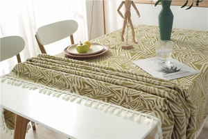 Primer plano del mantel jacquard geométrico con bordes de flecos en blanco