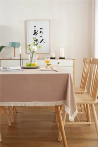 Detailaufnahme der hellbraunen Baumwolltischdecke mit eleganten Quasten an den Kanten