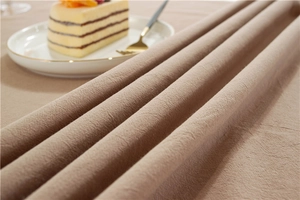 Detailaufnahme der kaffeebraunen Tischdecke aus gewaschener Baumwolle mit Fransen