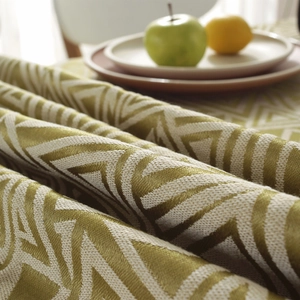 Mantel jacquard geométrico verde oliva con patrones de triángulos y bordes de flecos
