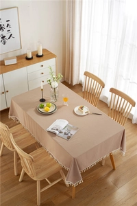 Minimalistische Tischdecke aus gewaschener Baumwolle mit Fransen für modernes Dekor