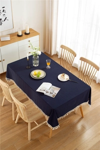 Nahaufnahme der dunkelblauen Baumwolltischdecke mit minimalistischen weißen Quasten